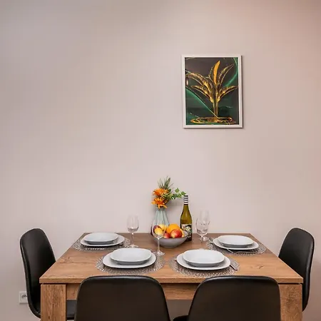 アパート Apartwro 2th - Square Railway Station, Balcony, Garage