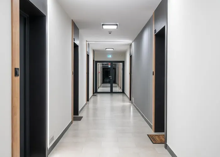 Apartwro 2th - Square Railway Station, Balcony, Garage アパート *