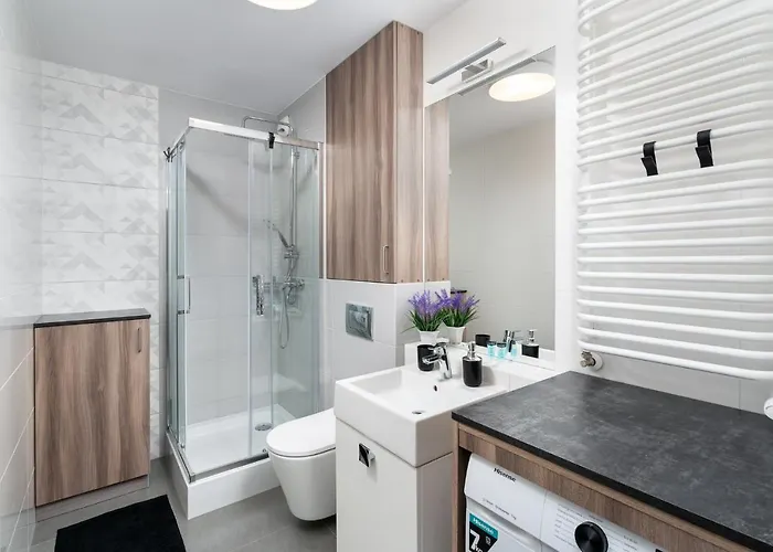 Apartwro 2th - Square Railway Station, Balcony, Garage アパート